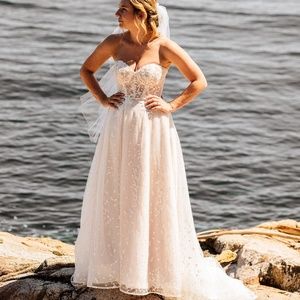 All who wander wedding dress size 8